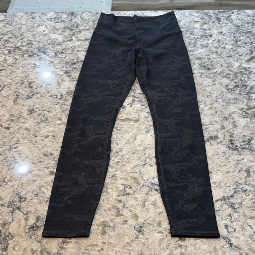 By Vuori Clean Elevation Camo High Rise Leggings Black Gray XS - Picture 2 of 15